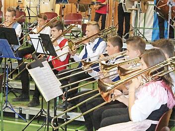 Toller Posaunensatz des Sch&uuml;lerorchesters bei den Highlights der Blasmusik  Foto: Roland Dietz