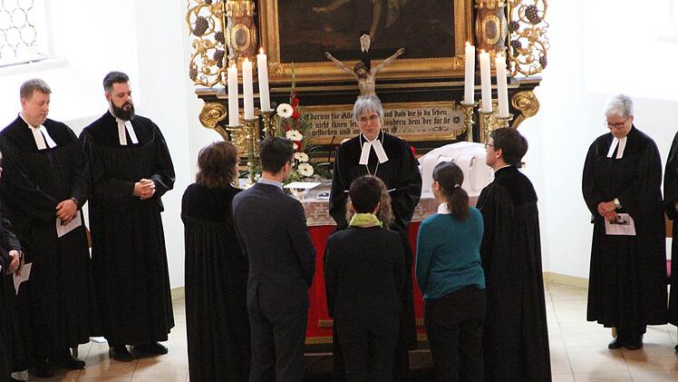 Regionalbischöfin Dr. Dorothea Greiner mit den Assistenten bei der Ordination; Bild 4: Unter den Ehrengästen (von links) Bürgermeister Walter Ziegler, Regionalbischöfin Dr. Dorothea Greiner, Pfarrerin Sarah Schimmel, Ehemann Richard Schimmel, Kirchenvortand Silka Dörr, Dekan Martin Lechner und stv. Landrat Michael Ziegler.Bild 5: Freundliche Worte gab es für die neue Pfarrerin beim anschließenden Empfang durch die Pfarrgemeinde.