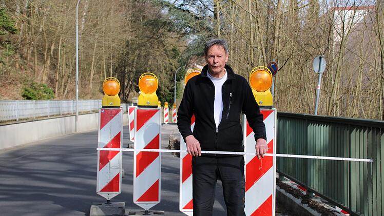 Ingo Zimmermann schlägt einen Fußweg vor, der zwei Meter breit wäre. Für einspurigen Verkehr auf der Straße würde der Platz immer noch reichen, sagt er. Foto: Ulrike Müller