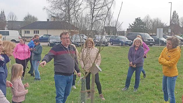 Der Gartenbauverein Hallerndorf ist wieder aktiv, hier bei einem Baumschnittkurs f&uuml;r Frauen.