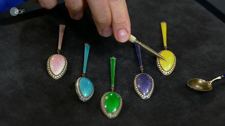 "In den harten, grauen Wintern ohne Farbe", waren die bunten Emaille-Farben des Sets ein willkommener Lichtblick, erz&auml;hlte die Expertin.