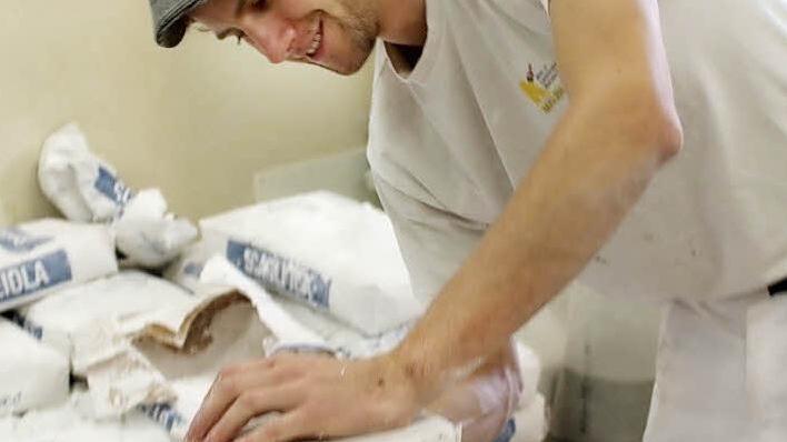 Eine Figur aus Stuck zu gießen ist nicht immer ganz einfach. Ob alles gepasst hat, sieht Anton Gesternkorn erst, wenn er die Form auseinander nimmt.  Fotos. Katharina Becht