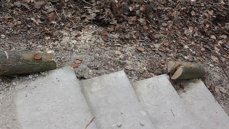 Holz schützt die Rohre, auf die ein neues Geländer kommen soll.