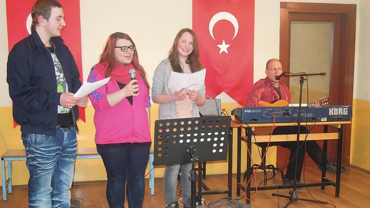 Die Stadtsteinacher Schüler und Comenius-Koordinator Jochen Kees unterhielten am Comenius-Abend mit Liedern.