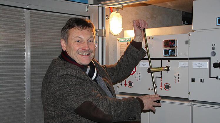 Zeitlofs Bürgermeister Wilhelm Friedrich (CSU) schaltet symbolisch das Stromnetz um. Foto: Sebastian Vogt