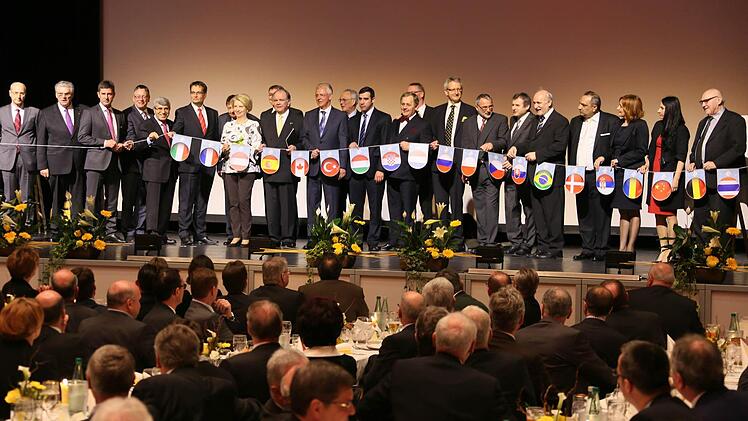 Reisen zu allen Ireks-Standorten waren das Geburtstagsgeschenk für Hans Albert Ruckdeschel (Zehnter von links). Neben ihm Ehefrau Margit.