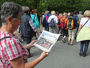 Wandern und sich dennoch informieren? Diese Wanderin zeigt, dass sich das nicht ausschließen muss. Fotos: Markus Häggberg