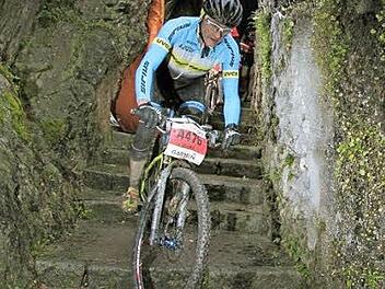 Auch eine Treppenabfahrt gehörte zur anspruchsvollen Strecke der Salzkammergut-Trophy, die Micha Trinkwalter ohne Probleme meisterte.  Foto: Thomas Micheel