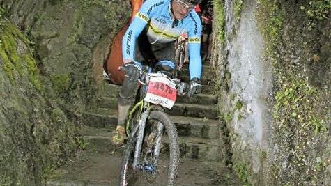 Auch eine Treppenabfahrt gehörte zur anspruchsvollen Strecke der Salzkammergut-Trophy, die Micha Trinkwalter ohne Probleme meisterte.  Foto: Thomas Micheel