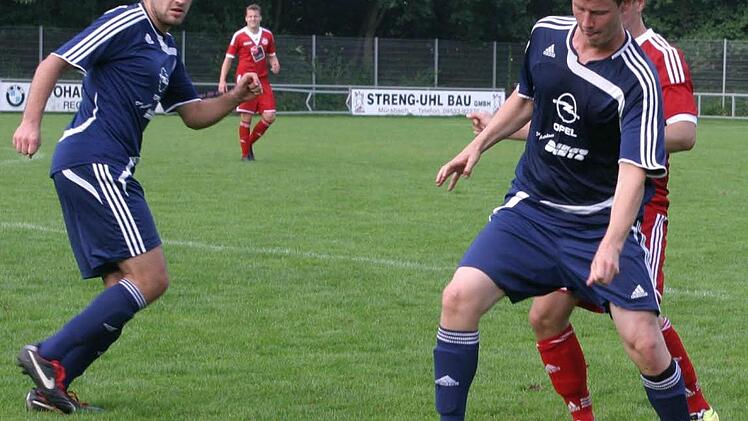 Der Eberner Simon Fischer (vorne rechts) am Ball, links Mannschaftskollege Jonas Ludewig.
