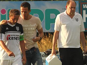 Der Sander Trainer Bernd Eigner (Mitte) im Gespräch mit seinem Spielführer Daniel Rinbergas. Rechts der stellvertretende Spielleiter Stefan Schmitt.