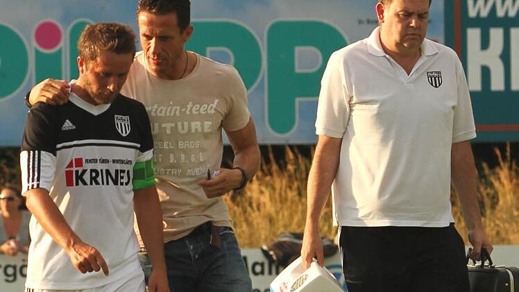 Der Sander Trainer Bernd Eigner (Mitte) im Gespräch mit seinem Spielführer Daniel Rinbergas. Rechts der stellvertretende Spielleiter Stefan Schmitt.