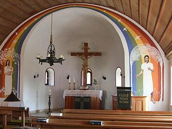Der kleine Altarraum wird von Malerei umrahmt, die der 1976 in Gösmes geborene (jetzt Berliner) Norbert Witzgall angefertigt hat. Der Regenbogen symbolisiert das Versprechen, dass es nach der Sintflut keine derart rigorose Vernichtung der Erde mehr geben soll. Foto: Klaus Klaschka