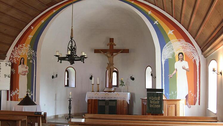 Der kleine Altarraum wird von Malerei umrahmt, die der 1976 in Gösmes geborene (jetzt Berliner) Norbert Witzgall angefertigt hat. Der Regenbogen symbolisiert das Versprechen, dass es nach der Sintflut keine derart rigorose Vernichtung der Erde mehr geben soll. Foto: Klaus Klaschka