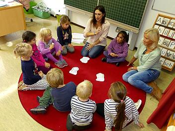 Ein gutes Beispiel für die Zusammenarbeit im Trebgaster Bündnis: Die Vorschulkinder werden von der Förderlehrerein der Grundschule, Vincenza Guadagnano (Mitte hinten), schon mit dem Ablauf in der Schule vertraut gemacht. Rechts Kita-Leiterin Jacqueline Ramming. Foto: Dieter Hübner
