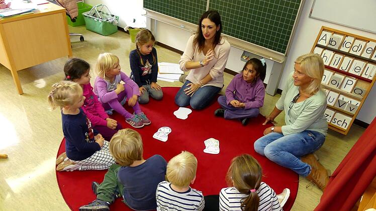 Ein gutes Beispiel für die Zusammenarbeit im Trebgaster Bündnis: Die Vorschulkinder werden von der Förderlehrerein der Grundschule, Vincenza Guadagnano (Mitte hinten), schon mit dem Ablauf in der Schule vertraut gemacht. Rechts Kita-Leiterin Jacqueline Ramming. Foto: Dieter Hübner