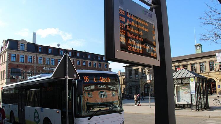 Die digitalen Anzeigetafeln an den Bushaltestellen, wie hier am Erlanger Bahnhof, zeigen noch keine  Landkreisbusse an. Christian Bauriedel