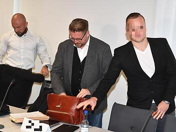 An einer heftigen Schlägerei an Christi Himmelfahrt 2015 soll der Angeklagte Oliver B. (rechts im Bild), hier mit seinen Verteidigern Maik Bunzel und Michael Hentze, beteiligt gewesen sein. Foto: Ronald Rinklef