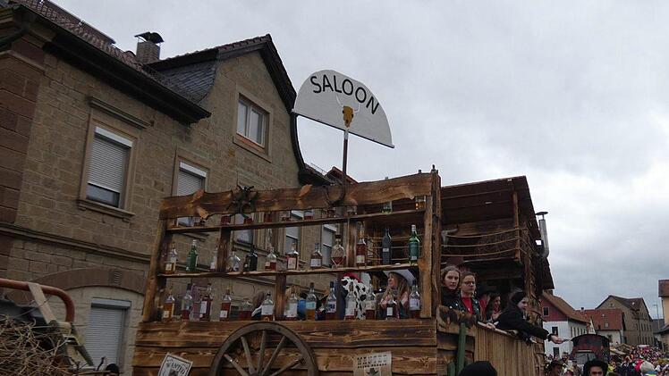 Einen ganzen Saloon hatte der "Erdinger Weißbierclub" dabei.