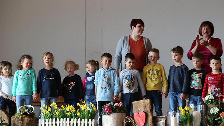 Einige Lieder sangen Buben und Mädchen des katholischen Kindergartens  Stangenroth für die Teilnehmerinnen am Landfrauentag in der Rhönfesthalle.  Rechts auf dem Bild Kreisbäuerin Edeltraud Häusler.  Foto: Dieter Britz