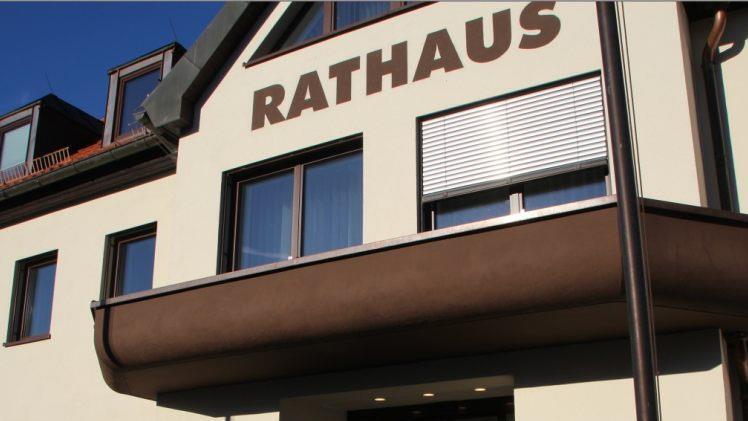 Das Rathaus von Burkardroth.  Foto: Johannes Schlereth (josch)/Archiv