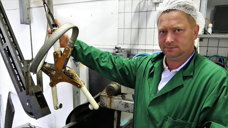 Vadim Zamanov an der Tötungsanlage für Schweine. Foto: Sandra Hackenberg