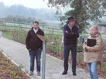 Die Baumaßnahmen am Oberrodacher Friedhof erläuterten die Landschaftsarchitekten Angelika Droll-Lauenstein und Götz Lauenstein (beide rechts im Bild) dem Marktgemeinderat Marktrodach.