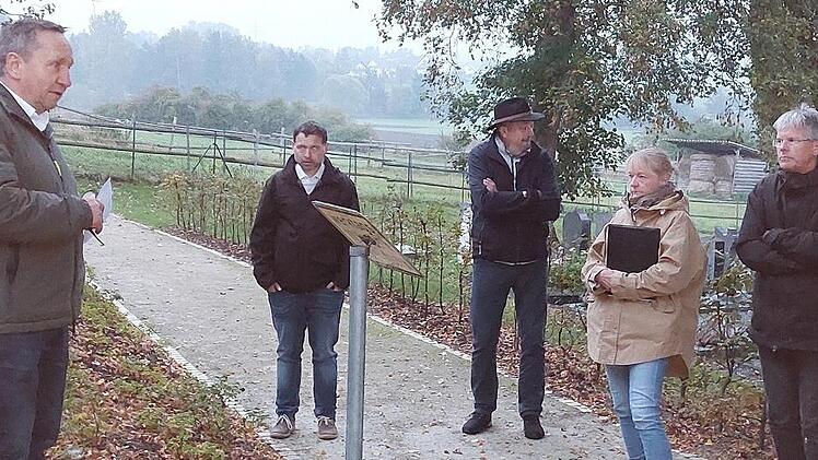 Die Baumaßnahmen am Oberrodacher Friedhof erläuterten die Landschaftsarchitekten Angelika Droll-Lauenstein und Götz Lauenstein (beide rechts im Bild) dem Marktgemeinderat Marktrodach.