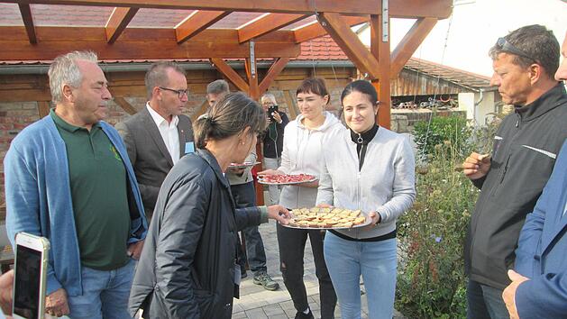 Warteten im Insekteng&auml;rtle auf die Besucher Selbst zubereiteter Honig und Marmelade und einen Tropfen Wein.