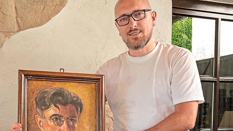 Sebastian Hoffmann h&auml;lt das Selbstportr&auml;t seines Urgro&szlig;onkels August N&uuml;tzel. Der vielseitige Neunkirchener ist darauf mit seiner Geige zu sehen.Eberhard Schorr