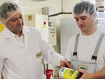 Betriebsleiter Udo Conrad ist stolz auf die Leistungen seines Mitarbeiters Philipp Söllner. Foto: Veronika Schadeck