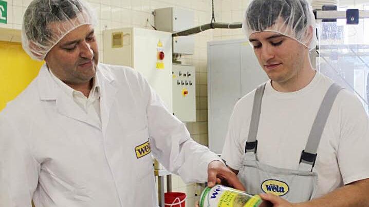 Betriebsleiter Udo Conrad ist stolz auf die Leistungen seines Mitarbeiters Philipp Söllner. Foto: Veronika Schadeck