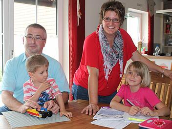 Markus und Monika Rieger suchen nicht nur für ihre beiden Kinder Jonas und Anna eine Betreuung in den Schulferien.  Foto: Andreas Dorsch