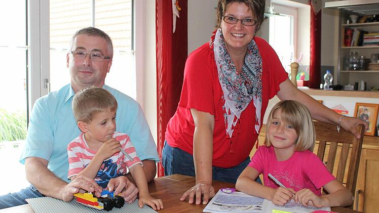 Markus und Monika Rieger suchen nicht nur für ihre beiden Kinder Jonas und Anna eine Betreuung in den Schulferien.  Foto: Andreas Dorsch