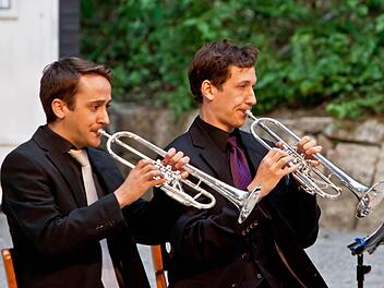 Das Philharmonische Blechbläserquintett Coburg (im Bild die beiden Trompeter Markus Riepertinger, links, und Tobias Ziegler) beeindruckte beim Gastspiel in Heldritt. Foto: Jochen Berger