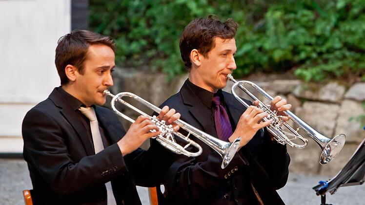 Das Philharmonische Blechbläserquintett Coburg (im Bild die beiden Trompeter Markus Riepertinger, links, und Tobias Ziegler) beeindruckte beim Gastspiel in Heldritt. Foto: Jochen Berger