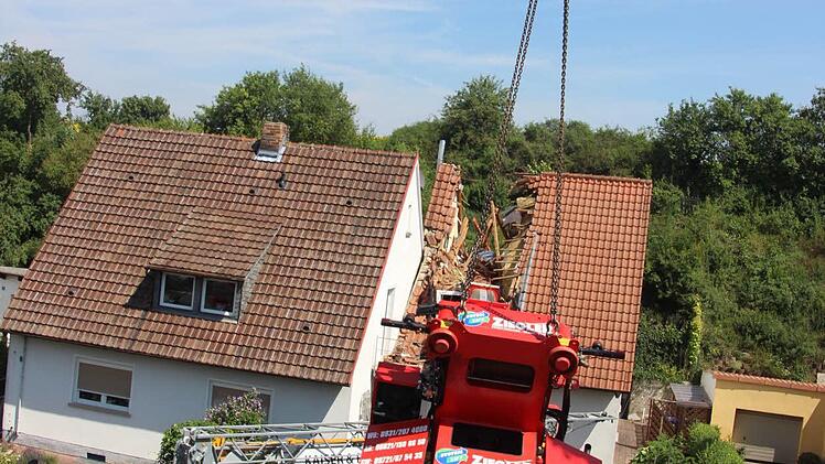Großes Glück im Unglück: Der Arm des riesigen 70-Tonners hat das Hausdach durchschlagen, aber keinen Menschen getroffen. Foto: Diana Fuchs