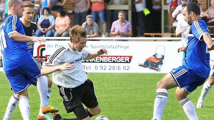 Der Kasendorfer Simon Hösch wird von einem Bucher zu Fall gebracht.  Foto: Monika Limmer
