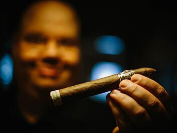Michael Scholz zeigt seine Lieblingszigarre, eine "Anejo 18". Das Deckblatt der Zigarre mit brasilianischem Tabak wurde in den 90er Jahren geerntet. Foto: Hendrik Steffens