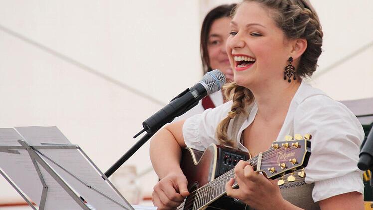 Impressionen vom "Lokalklang" im Festzelt auf dem Coburger Schlossplatz: Sarah ZaharanskiFoto: Jochen Berger