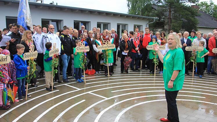 Begeistert und gerührt: Schulleiterin Gerlinde Megges war ob der großen Resonanz am Festzug überwältigt. Foto: Helmut Will