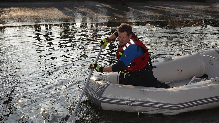 Ein Großaufgebot an Rettungskräften suchte an der Saale nach einem Mann, der ins Eis eingebrochen sein soll. Foto: Peter Rauch