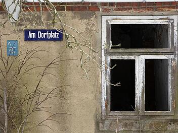 Ein leerstehendes und teilweise verfallenes Wohnhaus Foto: Jens Büttner/dpa
