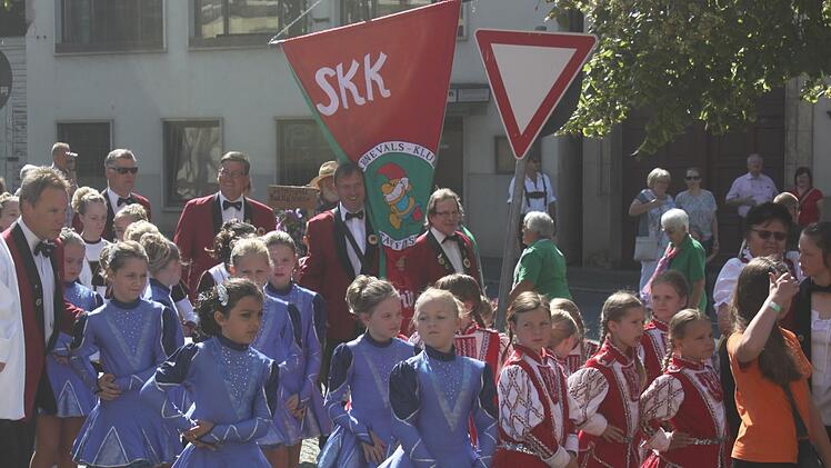 Der Staffelsteiner Karnevals-Klub (SKK) beteiligte sich am Schützenfestzug. Foto: Matthias Einwag