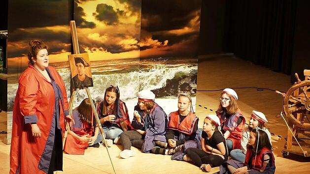 Mit Profis von der Kinderoper "Papageno" aus Wien brachten die F&uuml;nft- und Sechstkl&auml;ssler der Auguste-Kirchner-Realschule Ha&szlig;furt Richard Wagners Oper "Der fliegende Holl&auml;nder" auf die B&uuml;hne. Foto: Frank Ziegler