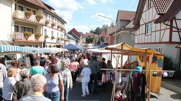 Beim Standmarkt herrschte lebhaftes Treiben.Herbert Fischer