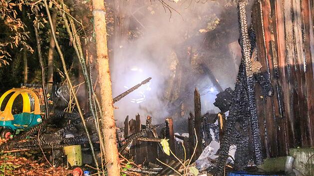 Brand in Gartenh&uuml;tte bricht w&auml;hrend Feier aus