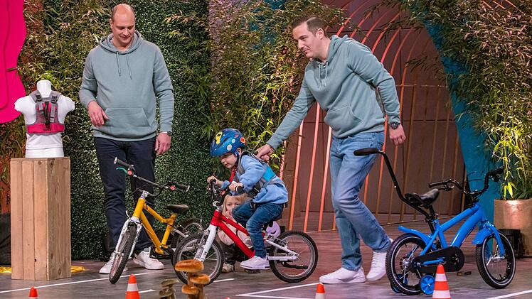 Ein Pitch, der das Herz wärmte: Die Familienväter Steffen und Jan (rechts) bringen ihren Nachwuchs für die "Little Biker"-Vorstellung mit. "Die Kinder sind bei uns in der Entwicklungsabteilung tätig."