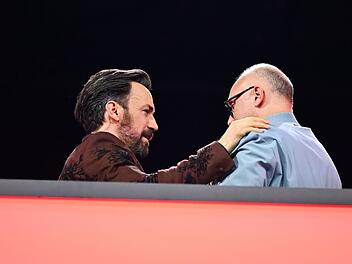 Gro&szlig;e Emotionen: "Es f&auml;llt mir schwer, dich gehen zu lassen", schluchzte Jan K&ouml;ppen (links) bei der Verabschiedung von Frank Buschmann.