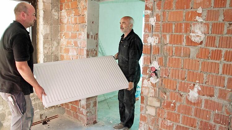 Vereinsvorsitzender Martin Geßner (rechts) ist froh, dass er immer Väter hat, die auf der Baustelle mitanpacken.